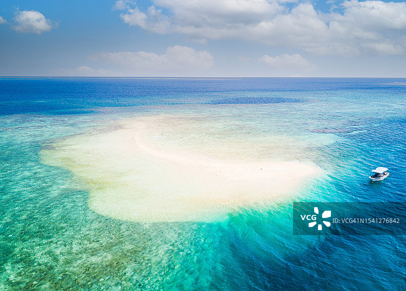 石垣岛附近小型沙岛的鸟瞰图图片素材