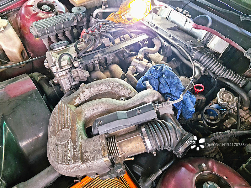 在车库里维修汽车发动机图片素材