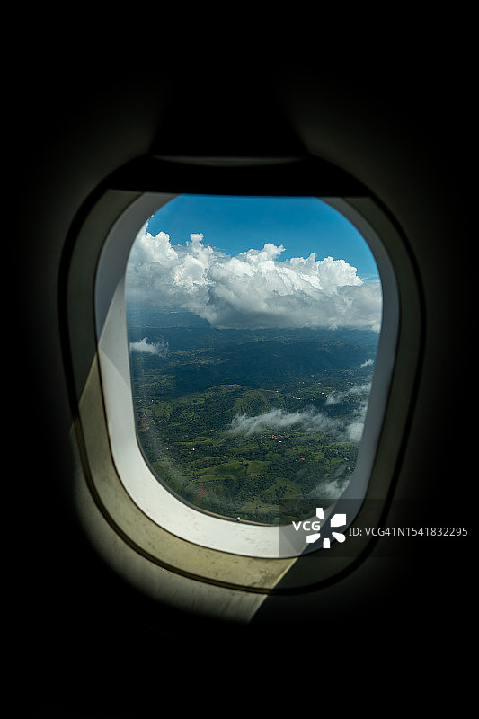 飞机舷窗外白天的哥斯达黎加丛林云景图片素材