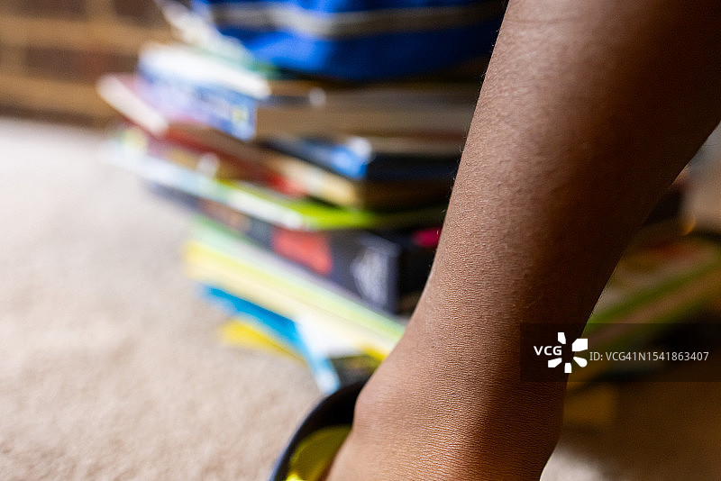 坐在家中书堆上的黑人男孩图片素材