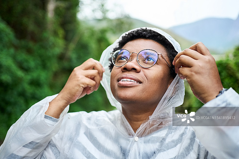 穿着雨衣站在外面的巴西女人图片素材