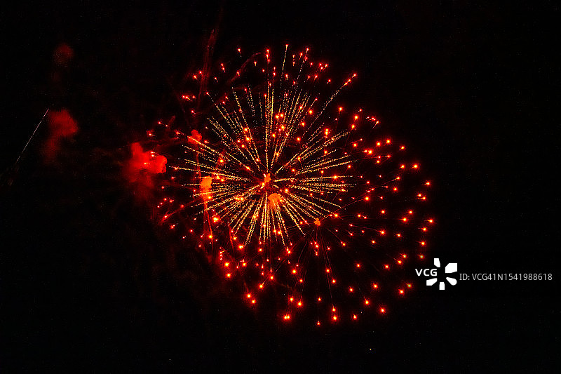 夜空中色彩鲜艳的烟花表演图片素材