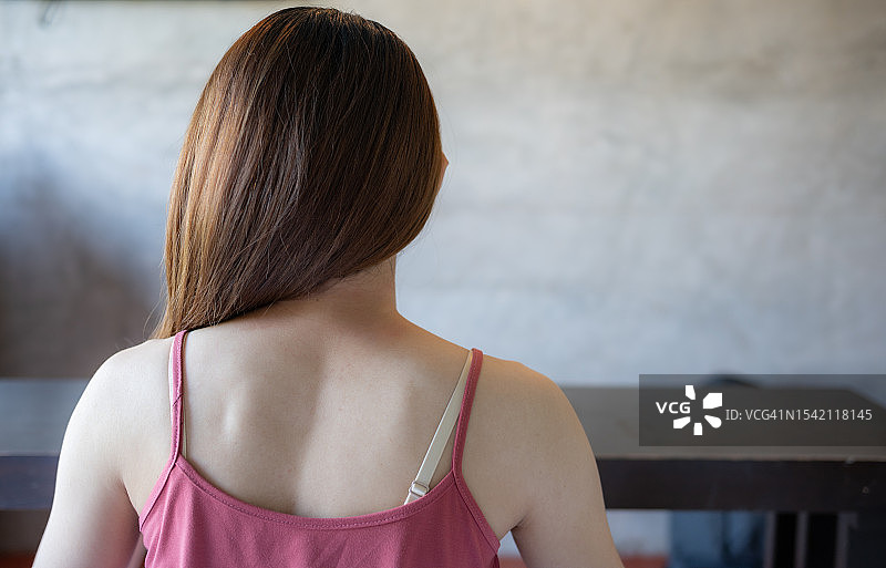 长发亚洲年轻女子背影图片素材