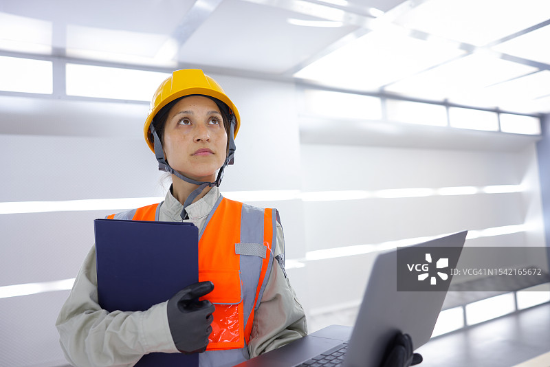 关键基础设施行业的女工图片素材