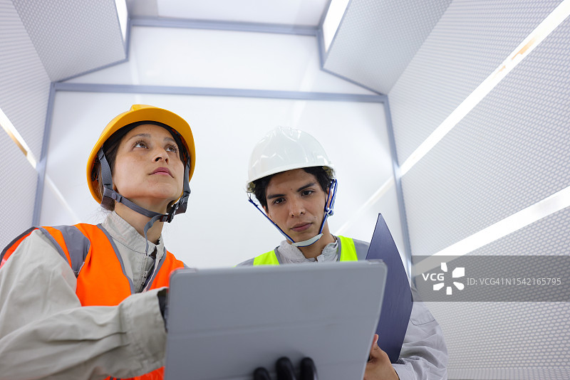 关键基础设施行业的室内工人图片素材