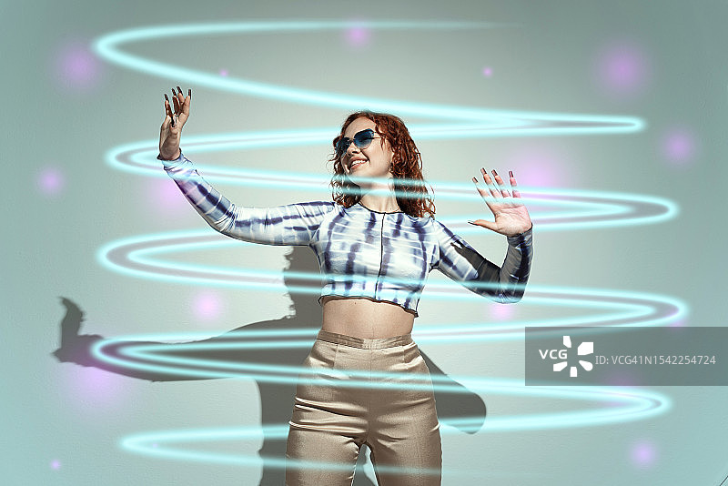 沉浸在元宇宙中的年轻女人图片素材