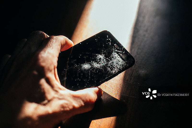 手持损坏的手机图片素材