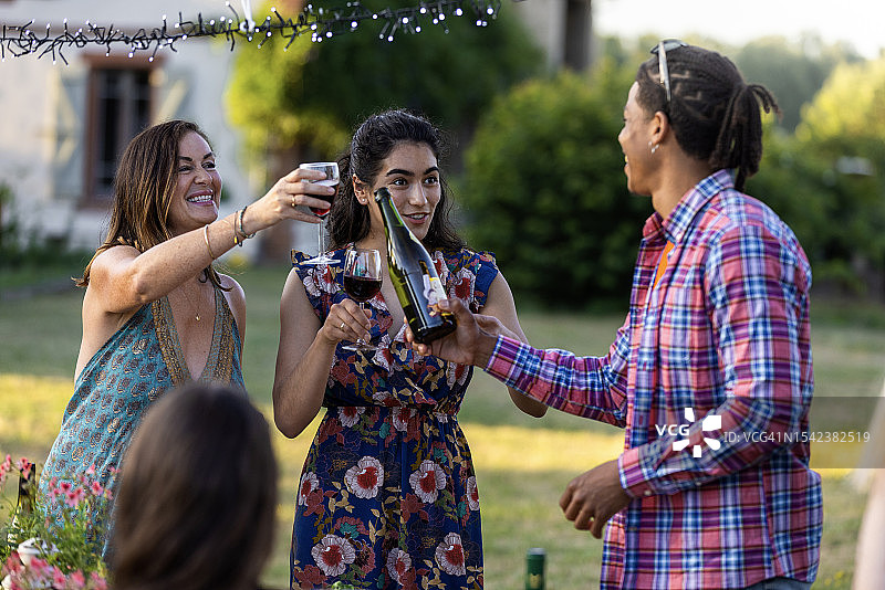干杯！不要直接对着瓶子喝图片素材