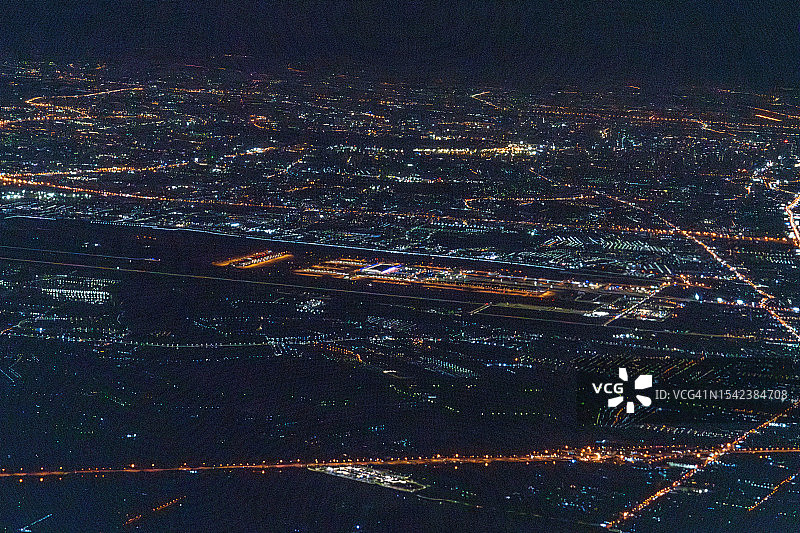 从飞机上俯瞰泰国曼谷素万那普机场夜景图片素材