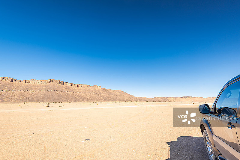 沙漠中驾驶图片素材