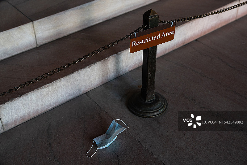 禁区标志旁的废弃口罩图片素材