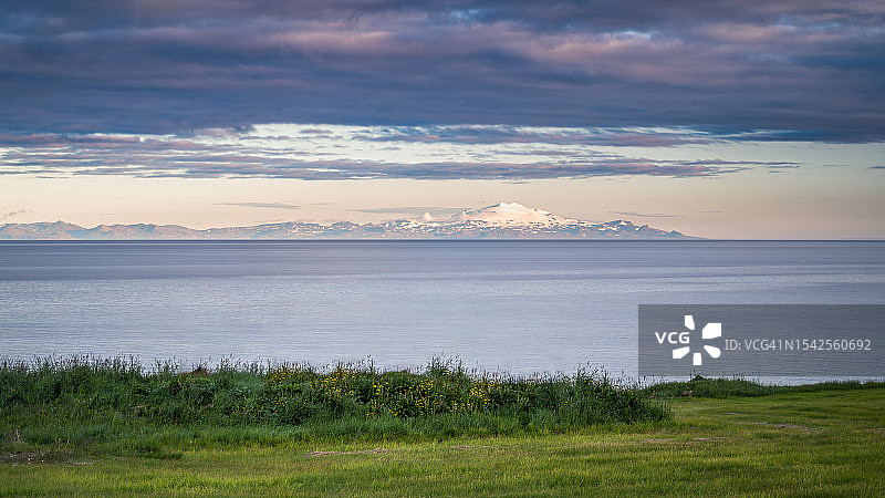 冰岛西峡湾远眺斯奈山冰川和半岛图片素材