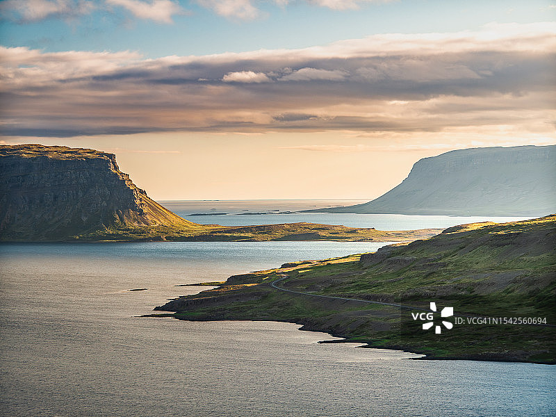 冰岛西峡湾地区日落时分的海岸线风光图片素材