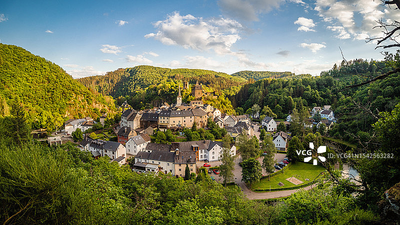 卢森堡维尔茨地区埃施河畔绍尔中世纪小镇的 Elevated 视角。照片中可见老城区、城堡遗址和绍尔河的蜿蜒。图片素材