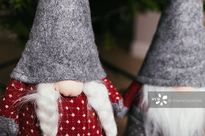 圣诞树旁的圣诞侏儒图片素材