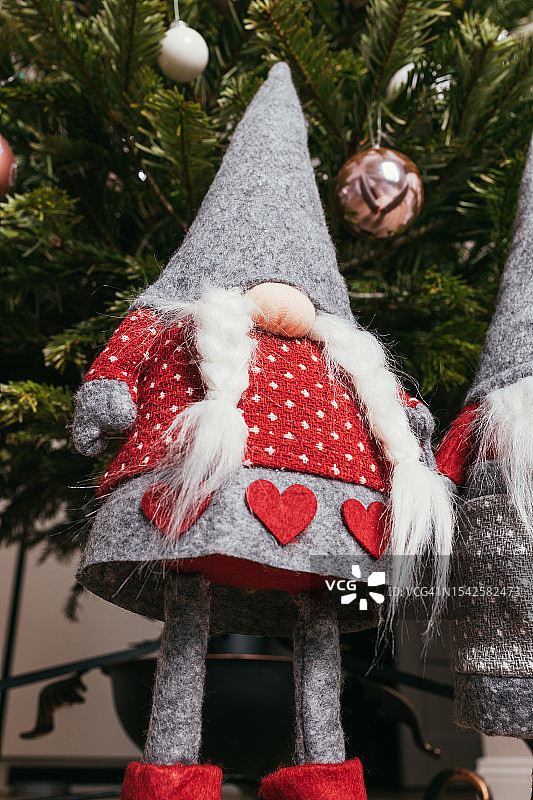 圣诞树旁的圣诞侏儒图片素材