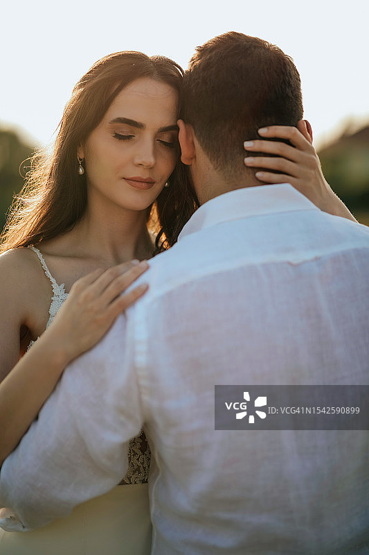 情侣拥抱摄影，女性生活方式，婚姻，新娘和新郎图片素材