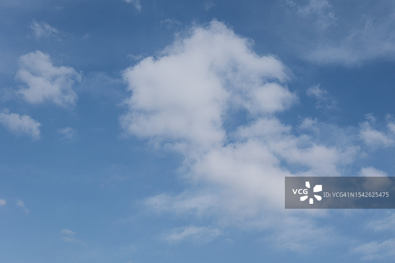 白云映衬着蓝天图片素材