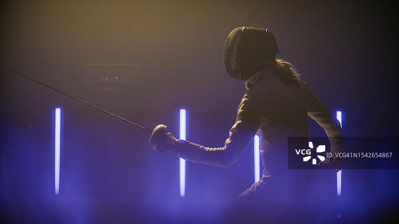 击剑选手赛前练习（史诗级光效）图片素材