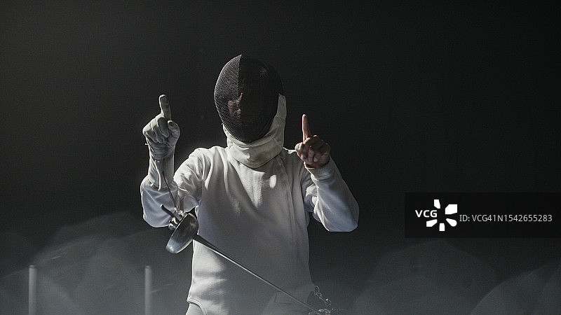 手持花剑的傲慢击剑手图片素材