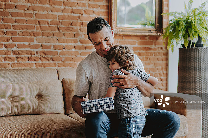 孩子在父亲节送礼物盒图片素材