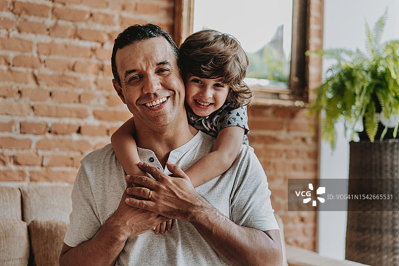 儿童和父亲看着镜头的肖像图片素材