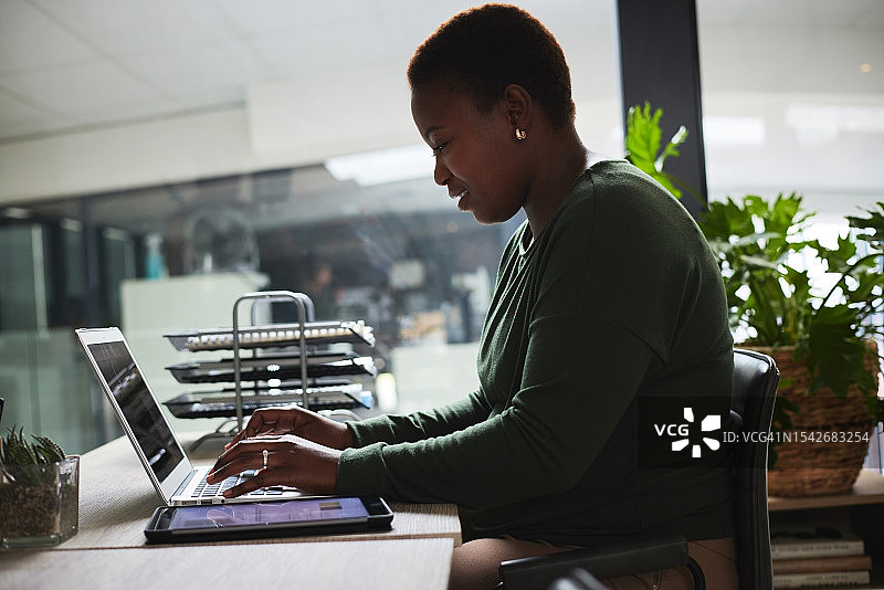 笔记本电脑，办公室里的商务黑人女性正在打字，从事在线项目、计划和研究图片素材