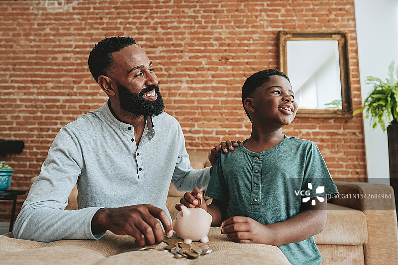 父子和储蓄罐图片素材