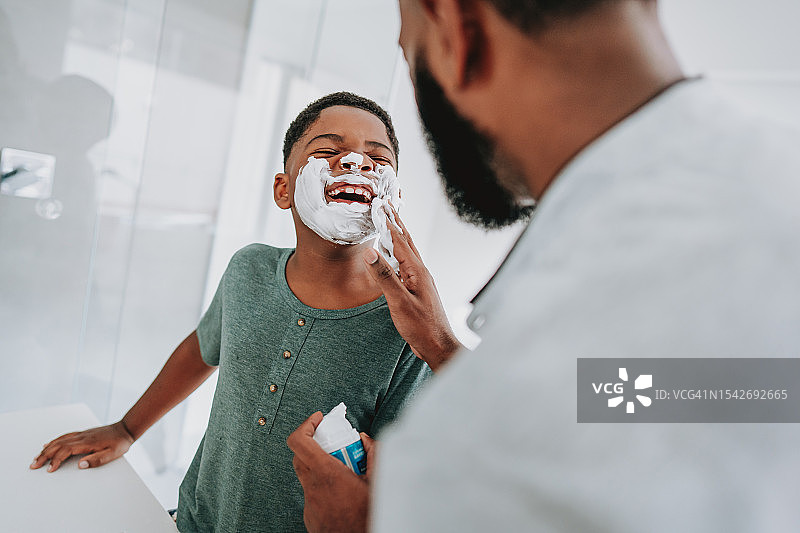 父子享受刮胡子的乐趣，父亲节图片素材