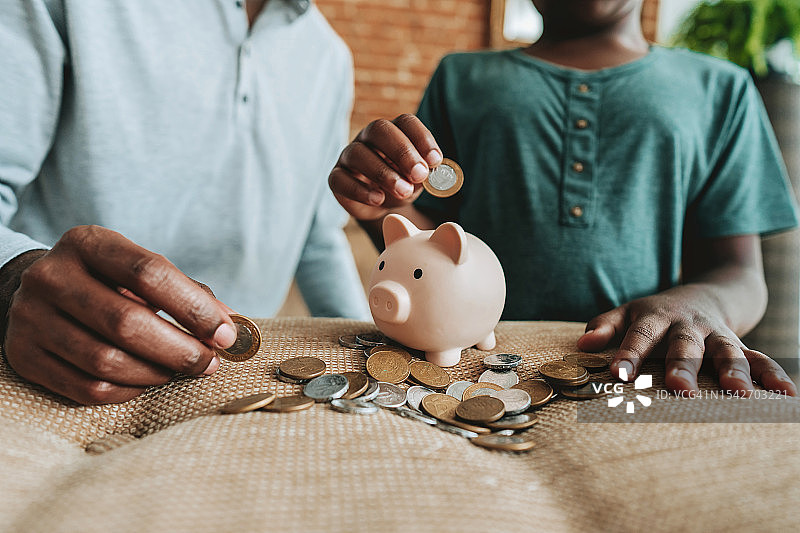父子和储蓄罐图片素材