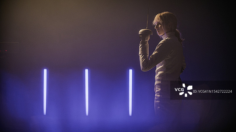 为比赛练习的击剑女子，史诗级光效图片素材