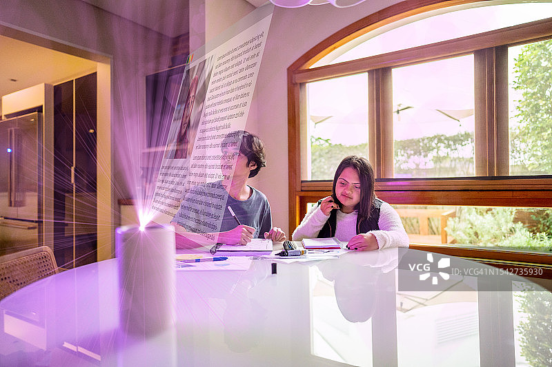 学生朋友在家中使用增强现实设备学习图片素材