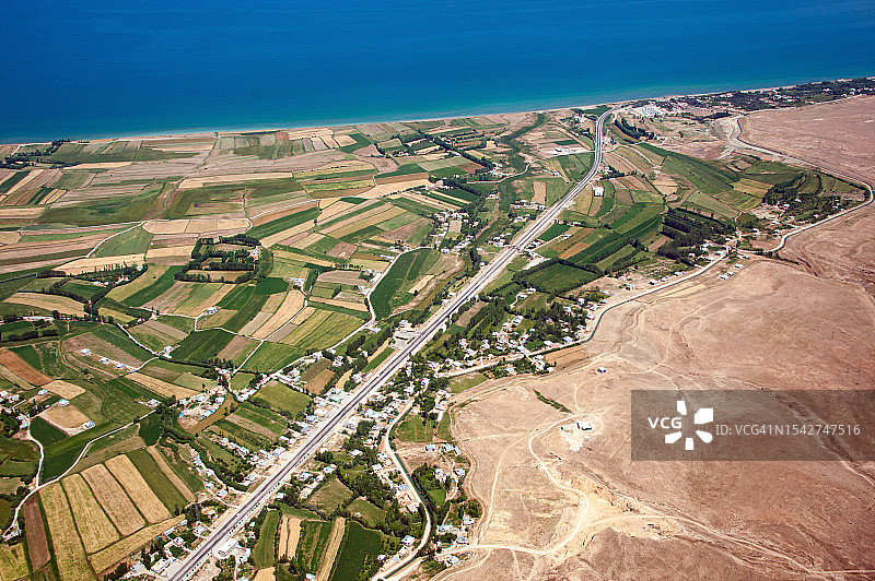 凡湖岸边的埃德雷米特公共海滩和奇切克利村图片素材