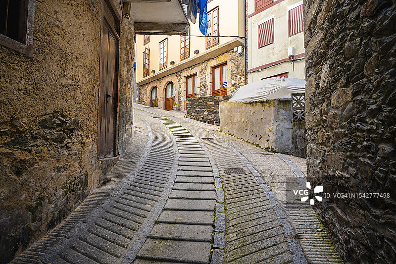 西班牙风景如画的古老石头房屋村庄图片素材