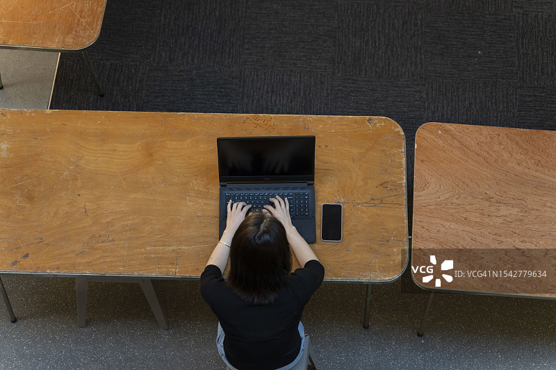 办公室职员使用笔记本电脑俯视图片素材