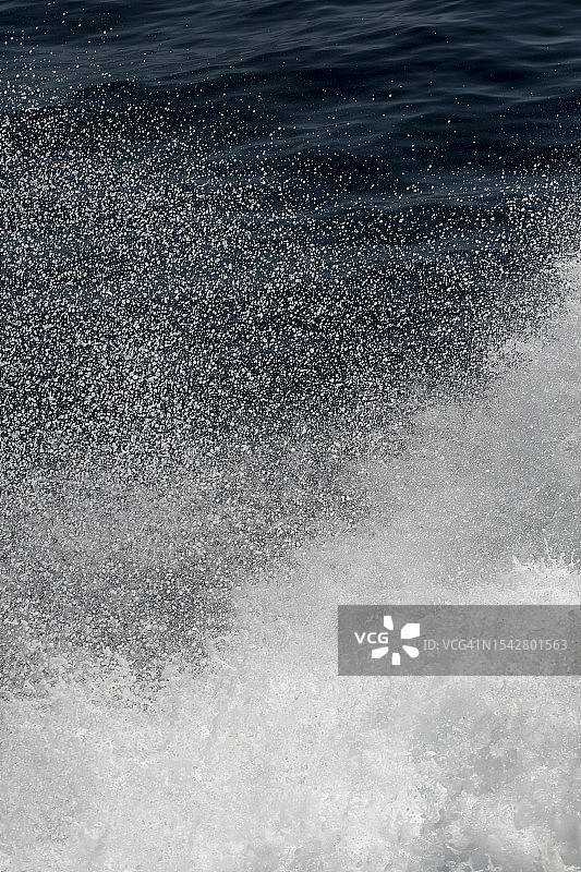 蓝色海水和透明水滴图片素材