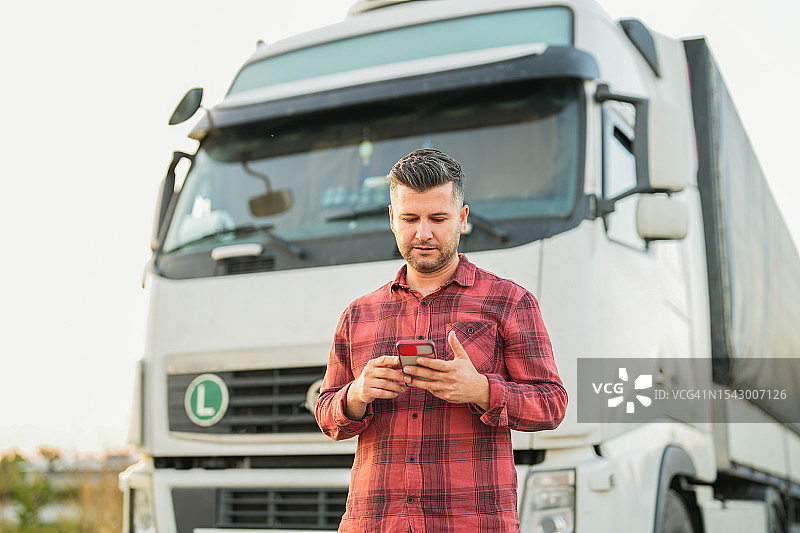 男人在卡车前拿着手机图片素材