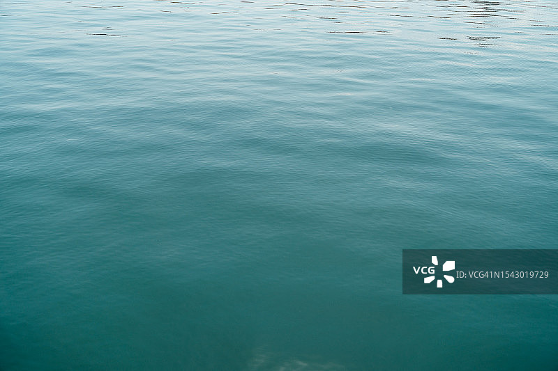 平静的海面与波浪图片素材