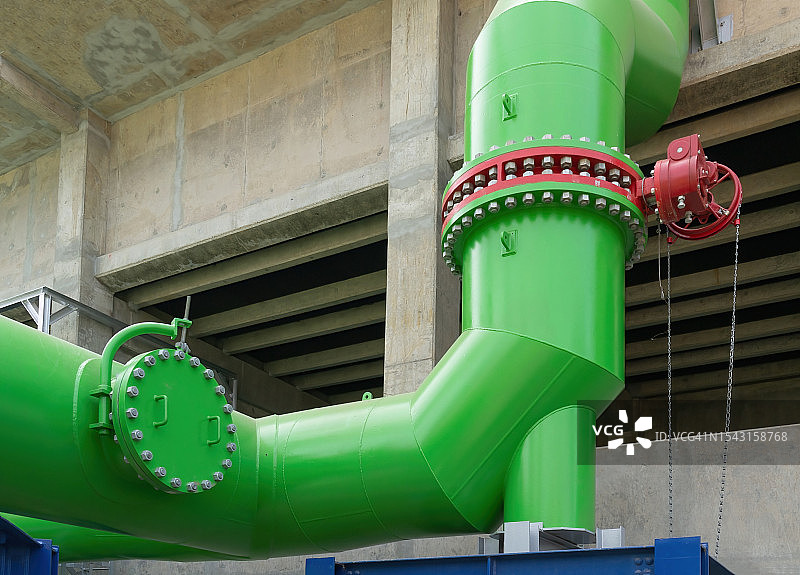 工厂冷却塔的钢制管道图片素材