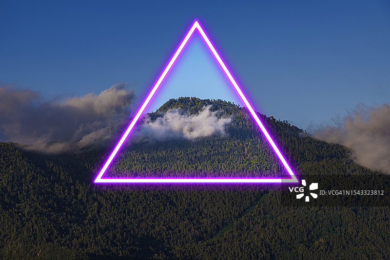 带有霓虹三角形的山峰图片素材