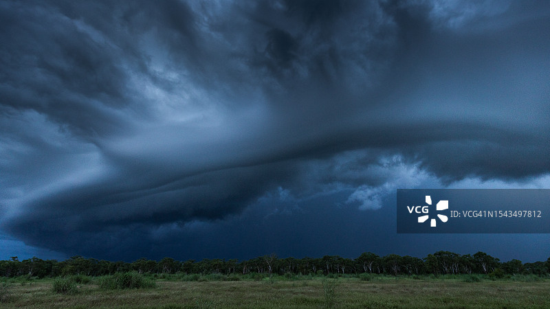 澳大利亚北部地区雨季偏远地区的弧状云图片素材