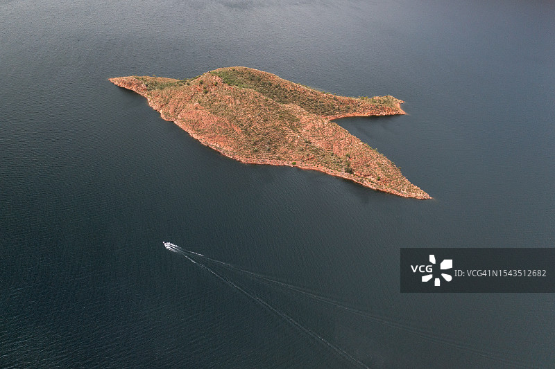 航拍视角：阿盖尔湖中驶过岩石岛的摩托艇，澳大利亚西澳大利亚州图片素材