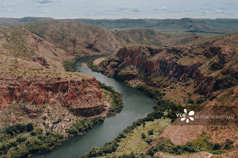 西澳大利亚阿盖尔湖上空的奥德河岩石景观图片素材