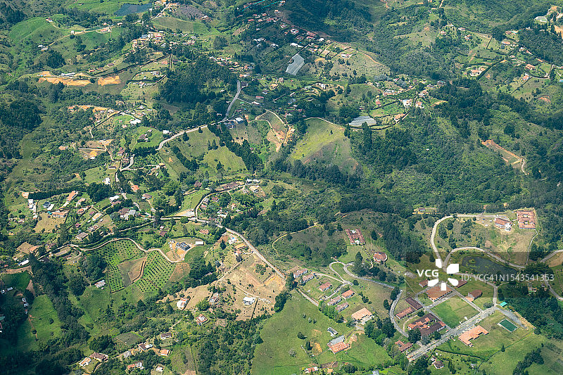 哥伦比亚安蒂奥基亚省麦德林附近， Rionegro山区、丘陵、树木、农场、房屋和小设施的鸟瞰图图片素材