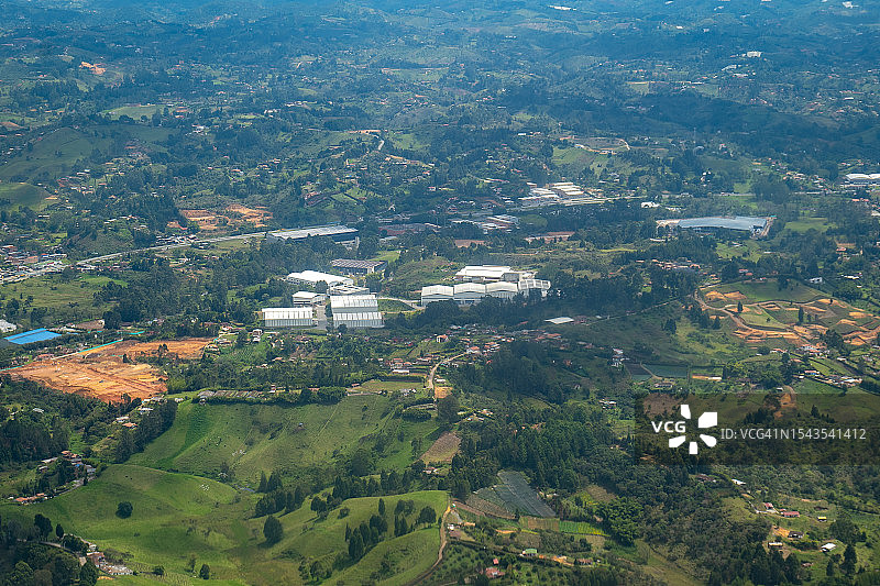 哥伦比亚安蒂奥基亚省麦德林附近， Rionegro山区、丘陵、树木、农场、房屋和小设施的鸟瞰图图片素材
