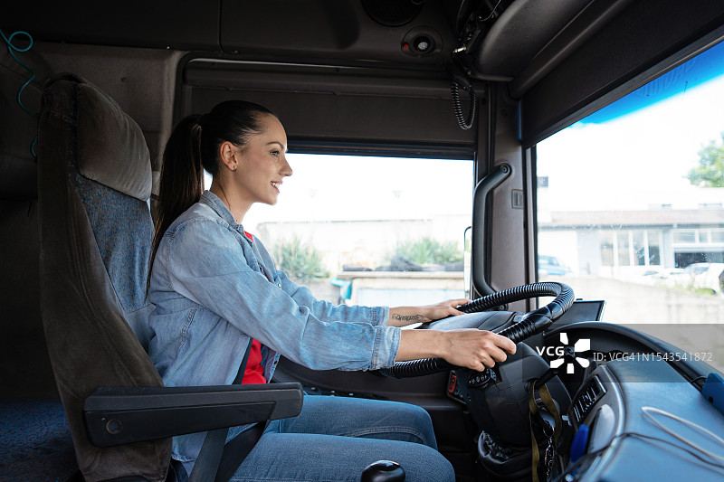 开卡车的女人图片素材