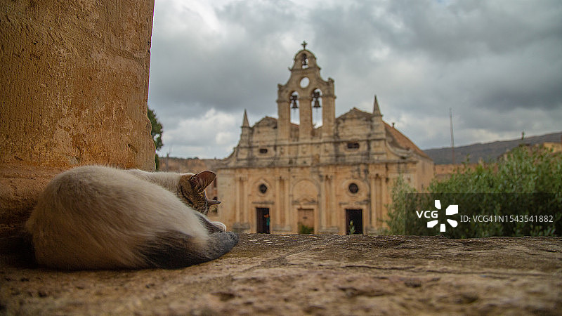 克里特岛晴日古迹与休憩的猫图片素材