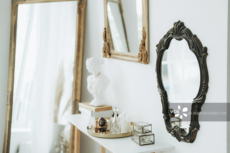 摆满装饰品的桌子上的镜子图片素材