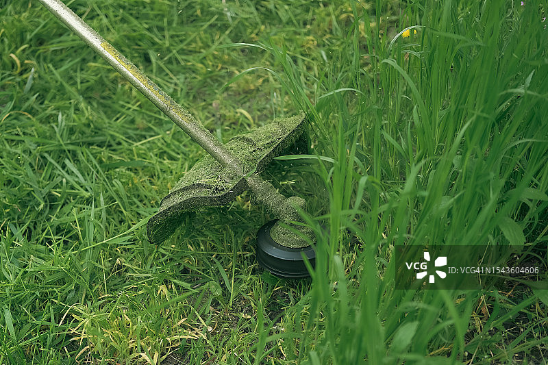 割草机修剪绿草图片素材