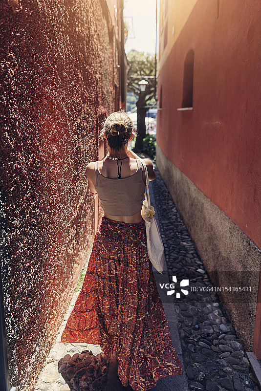 在意大利 Portofino 城镇美丽的狭窄街道观光的可爱的少女图片素材